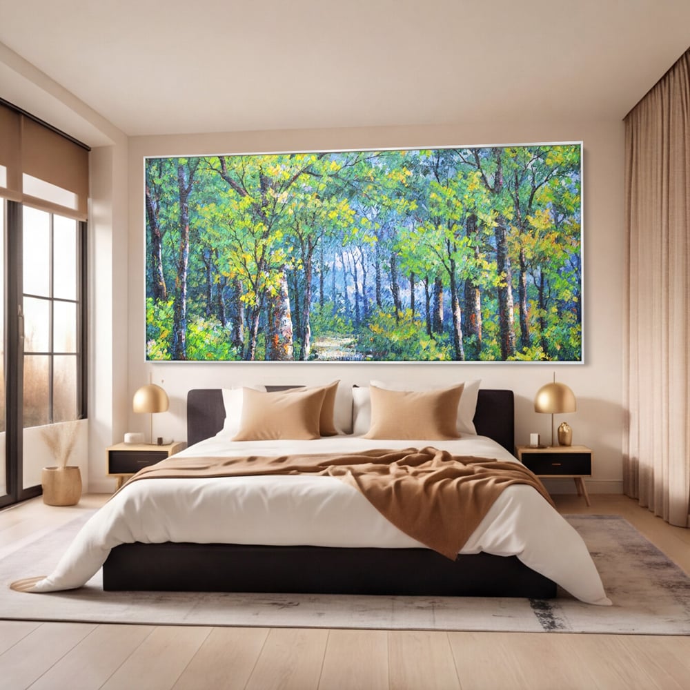 Tablou canvas cu tablou canvas cu peisaj de padure, in rama de aluminiu argintiu, pe perete intr-un dormitor
